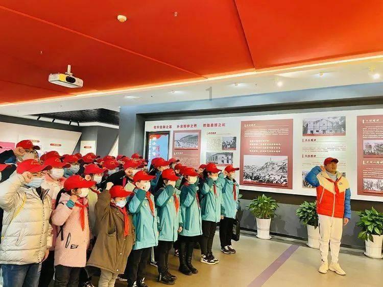 61岁喜剧大师新片撞上《年会不能停》，票房仅1.3万