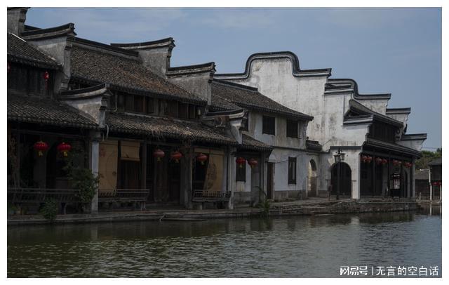 美国数据喜忧参半,市场等待12月PCE，金价持稳